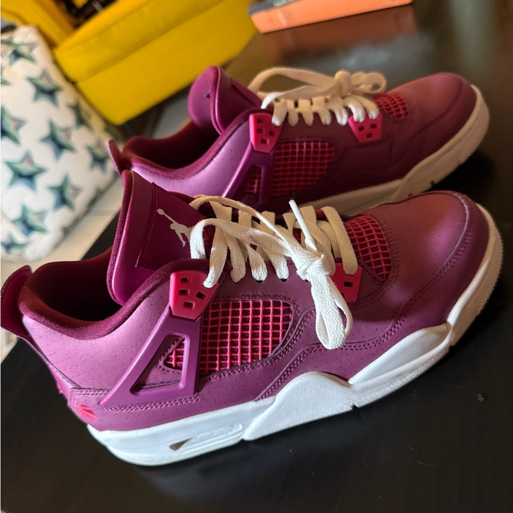 Jordan 4 Retro Valentine's Day 2019 purple, Pink, white. Pre-Owned perfect 🤩